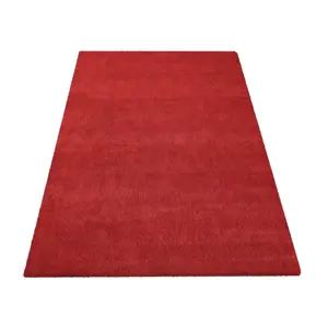 Produkt Moderní huňatý koberec v červené barvě