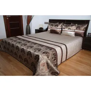 Luxusní přehozy na postel ve světle hnědé barvě s proužky a vzorem