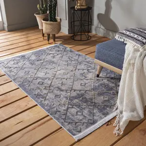 Produkt Moderní šedý koberec s třásněmi ve skandinávském stylu