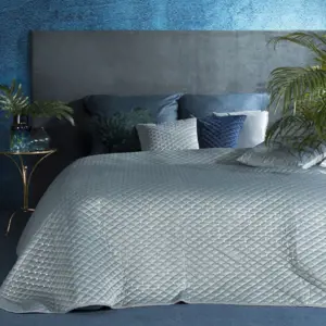 Prošívaný velurový přehoz na postel světle modré barvy